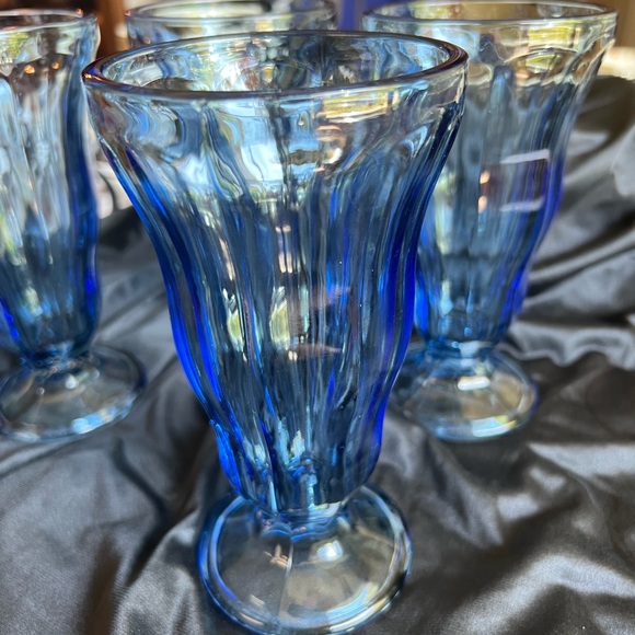 Vintage Set Of Four Anchor Hocking Light Blue Glass Sundae or Milk Shake Glasses - Picture 4 of 8